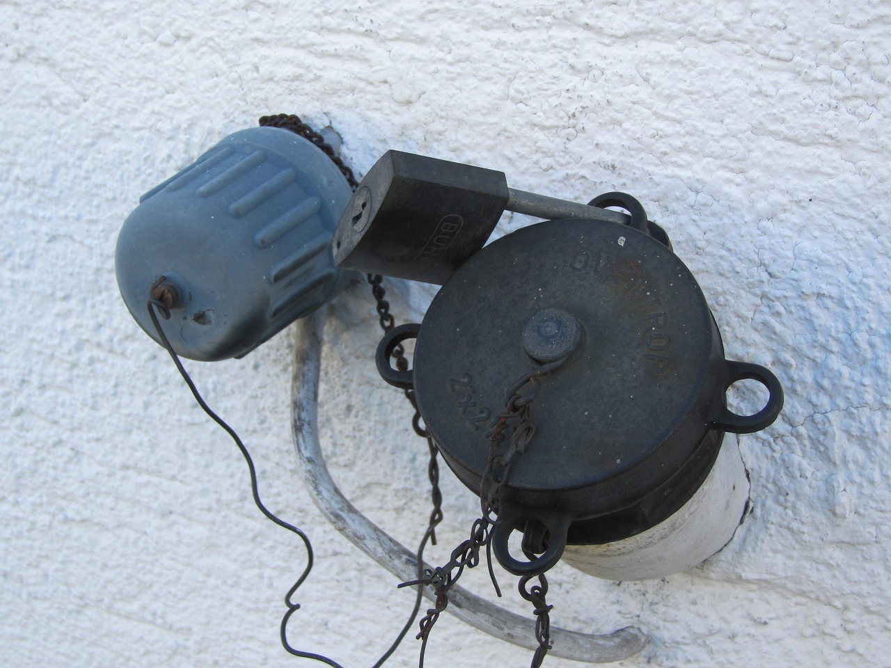 filler neck, oil price, heating oil, heat, warmth, energy, lid, castle, oil, outdoor, housewall, wall